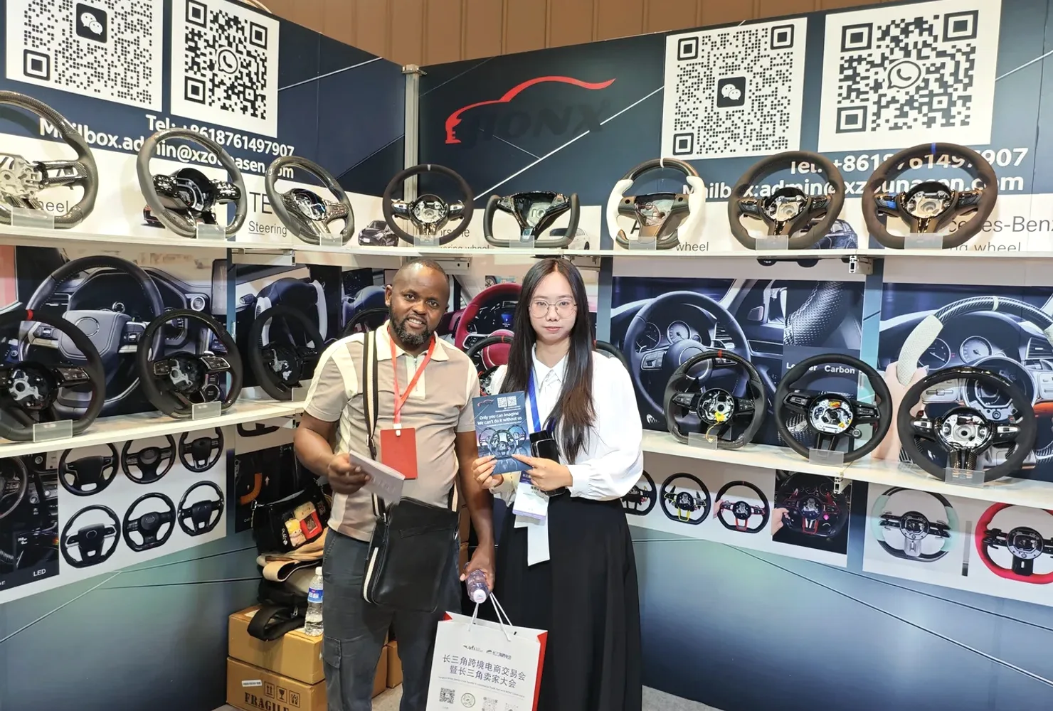 AKIUMI team meeting an overseas customer at an international trade show